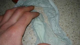 Provando a calcinha suja da namorada