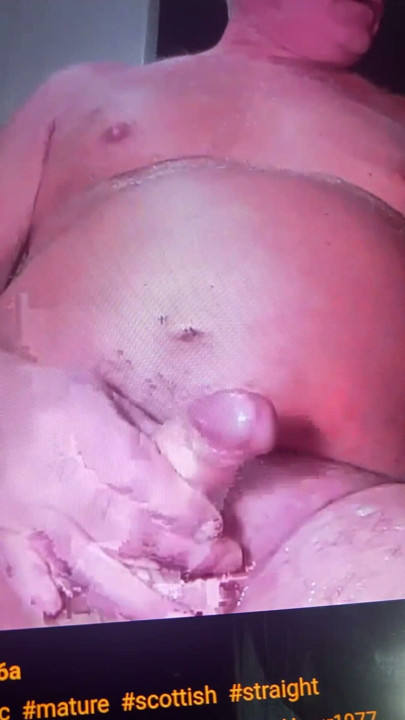 Ejaculare masivă pe cameră pentru milf excitată