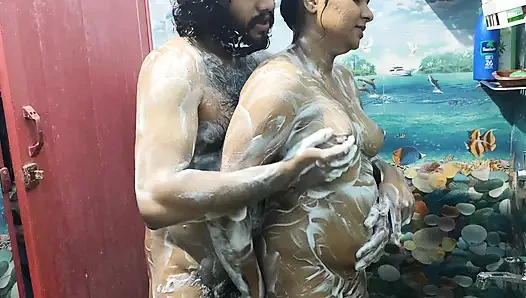Banyo romantizmi ve elle muamele ans penis götünü ovuyor