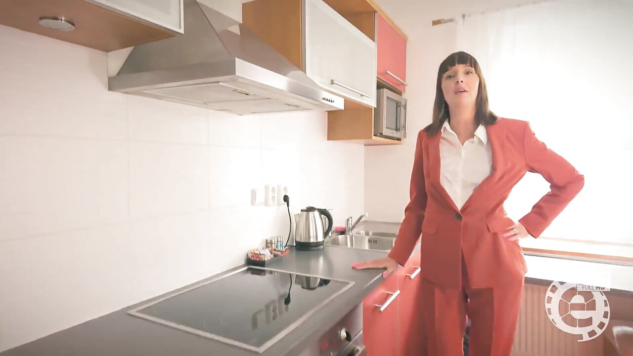 Housewife Joana Intense Blows off the Craftsman