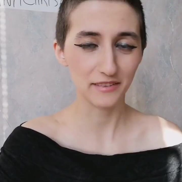 Açgözlü sürtük sana bağırıyor