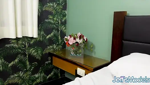 Мясистая бразильская толстушка Mary Бабочка показывает свои прекрасные активы