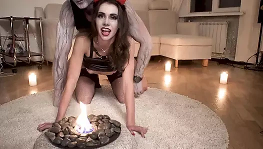 Si sange ini dientot habis-habisan sampai dicrot di muka saat halloween