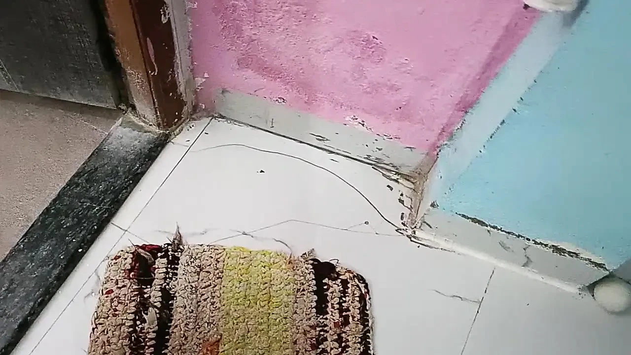 Me apne ghar par nanga ghumata rahata Hun