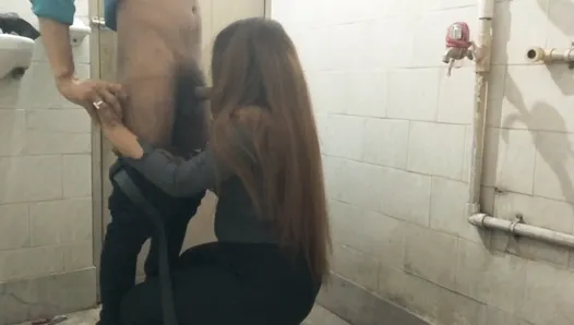 Сексуальная офисная дама трахается со своим боссом в ванной
