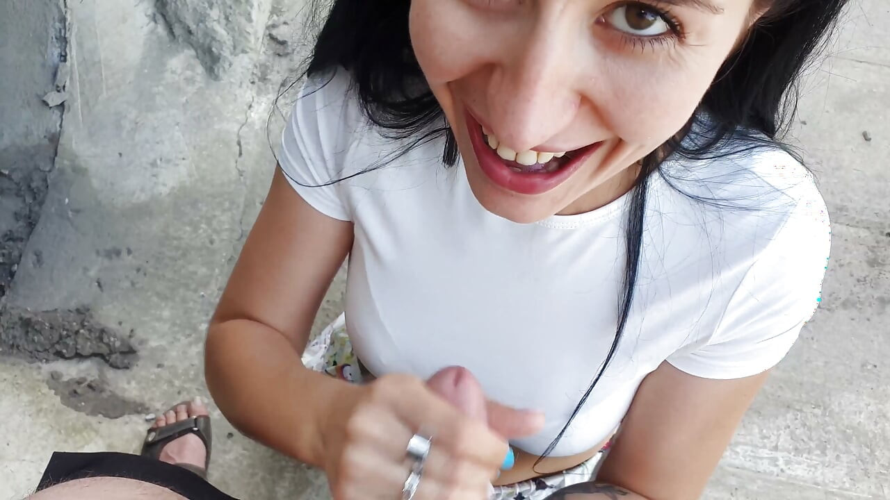 Lynn Menguji Gimbal Baru Dengan Blowjob Di Luar