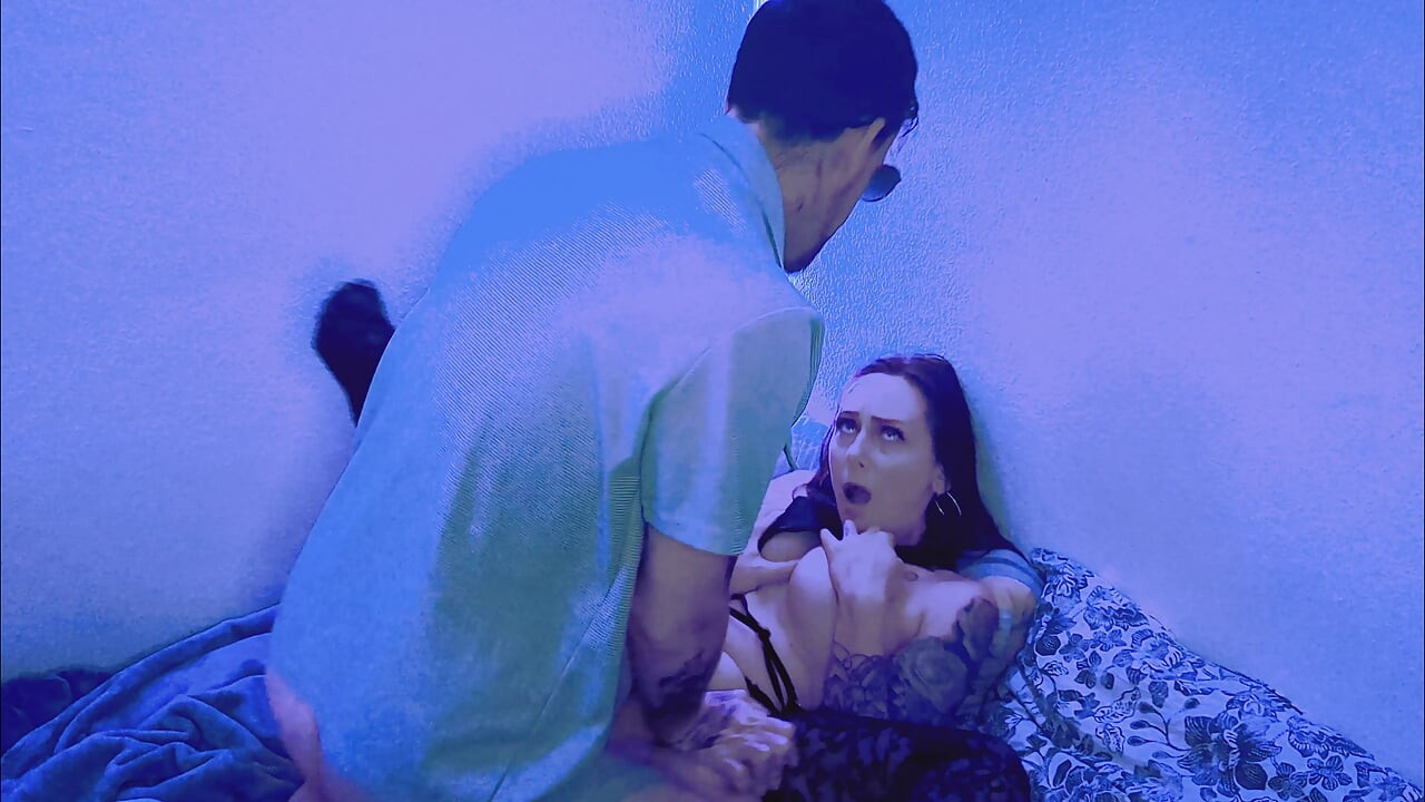 Después del orgasmo en solitario, la esclava sexual sometida, obedientemente fisted y follada