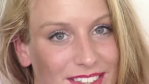 Azgın sarışın orta yaşlı seksi kadın ıslak amcığı parmaklıyor ve titreyerek orgazm oluyor