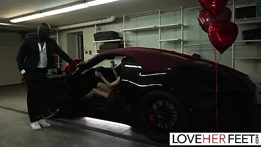 Рыжую красотку Lilly Mays поклонялись и трахнули