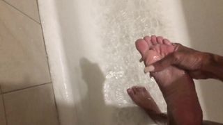 Rose lave les pieds, savonneuse