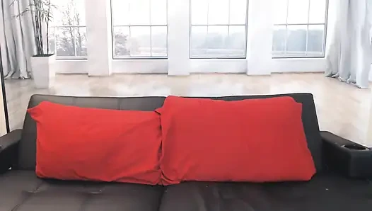 Minik benekler dev kadın tarafından yutuyor