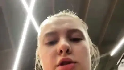 Возбужденная девушка трахается в публичном спортзале