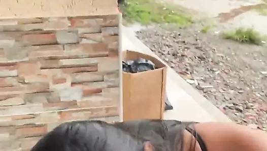 Cewek itu suka nyepong dan ditonton sama tetangga