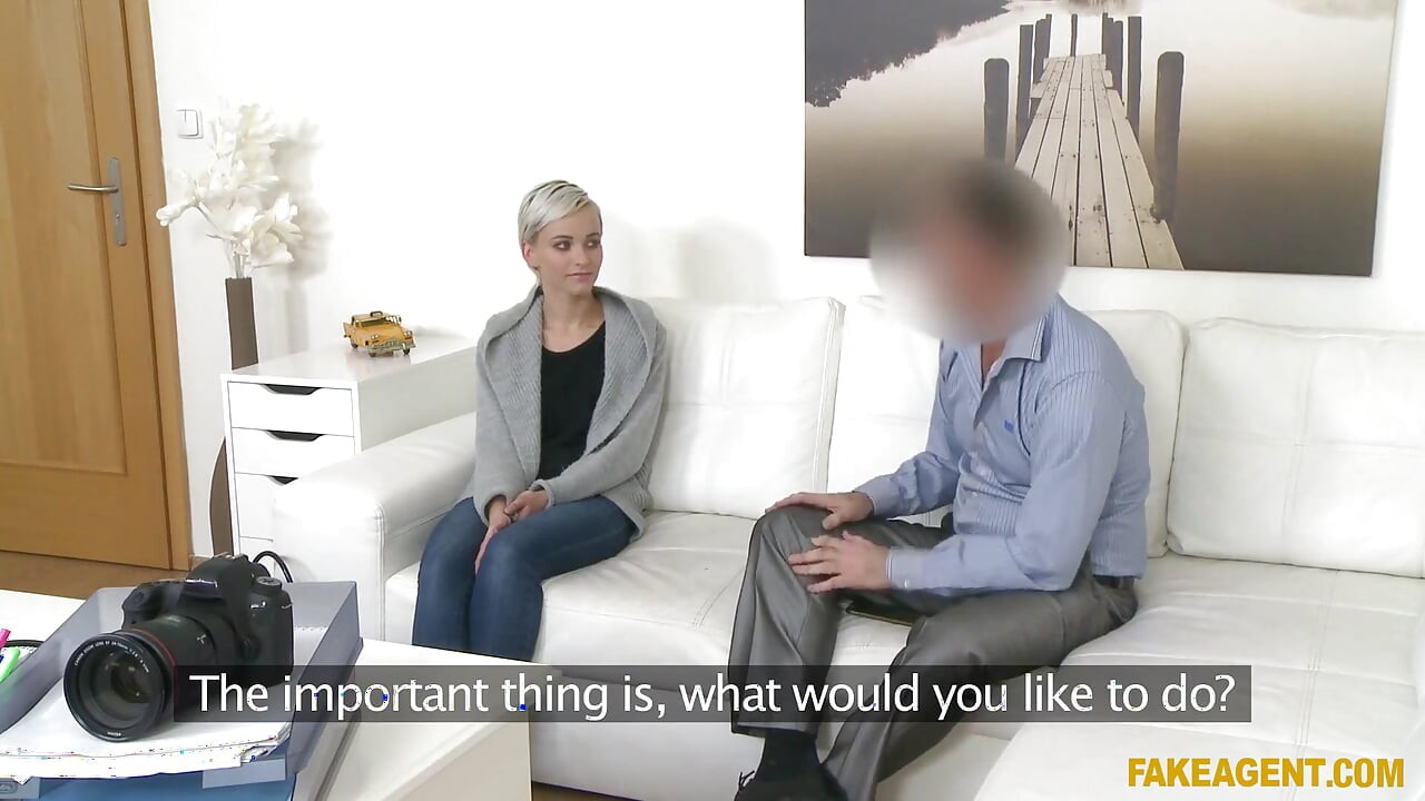 Fake Agent - modelo mostra seus melhores movimentos na mesa