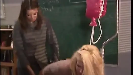 Scharfe blonde milf bekommt einlauf