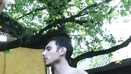 Apa pun bisa masuk ke pantat pelacur pirang ini