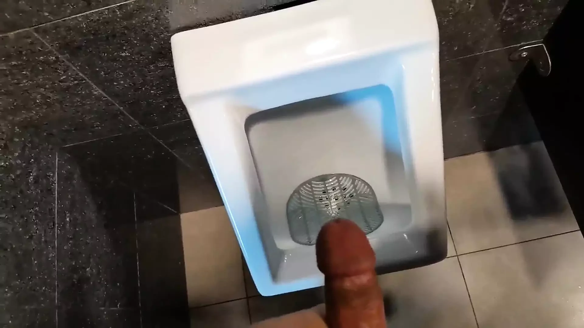 空港のトイレでペニスと遊ぶ