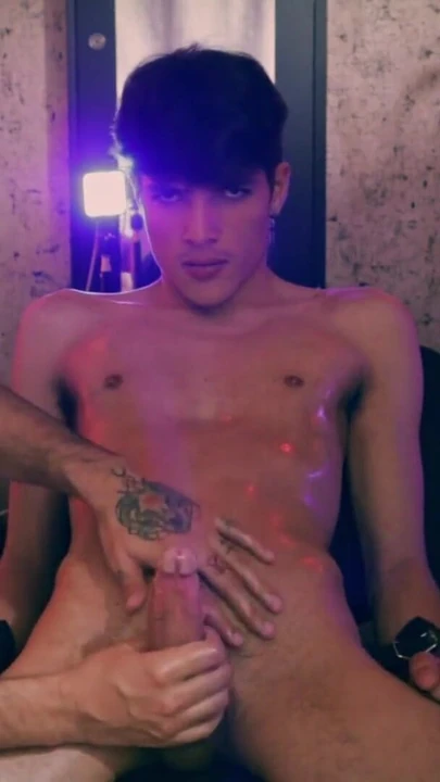 Minnesvärt ögonblick från "Cum Control Camilo Brown ger intensiv olja avrunkning till Hot Twink"