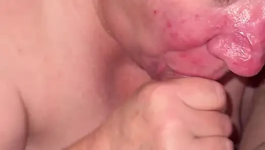 Istri super semok lagi asik nyepong kontol
