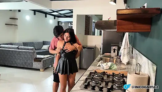 Çok azgın esmer tembel ruhumu dışarı çıkarmam için bana lezzetli bir sakso çekiyor