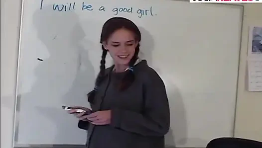 Heißes mädchen stöhnt vor aufregung, als sie ihre enge muschi fingert