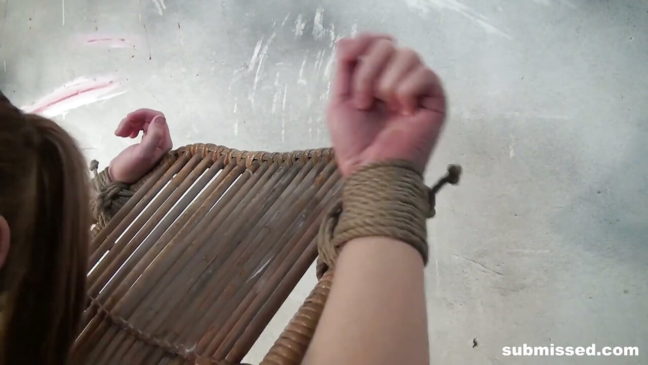 Anouk椅子上抱着睾丸抓住乳房
