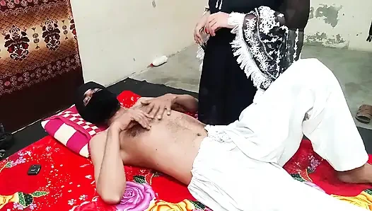Susar g ki Malish kr rahi thi Indian Desi Bahu achanak Susar ka Lund Hath mai a Gya Bahu ny Lund mai dal k Susar ka Pani Nikala