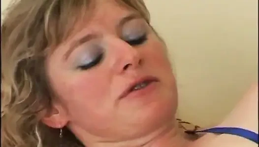 Старая и молодая блондинка с волосатой киской трахается, трахает пальцами