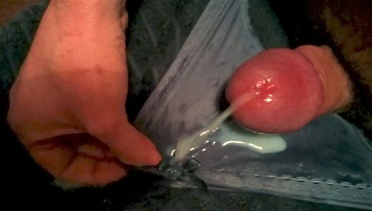 Du sperme salissant dans une culotte et des collants - slugsofcumguy