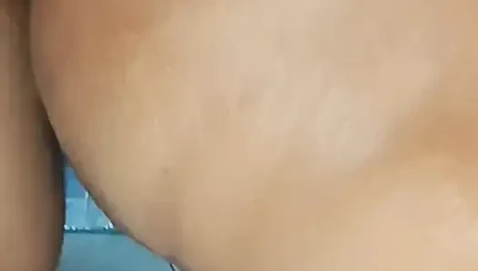 Muasin pacarku dengan duduk di kamar mandi