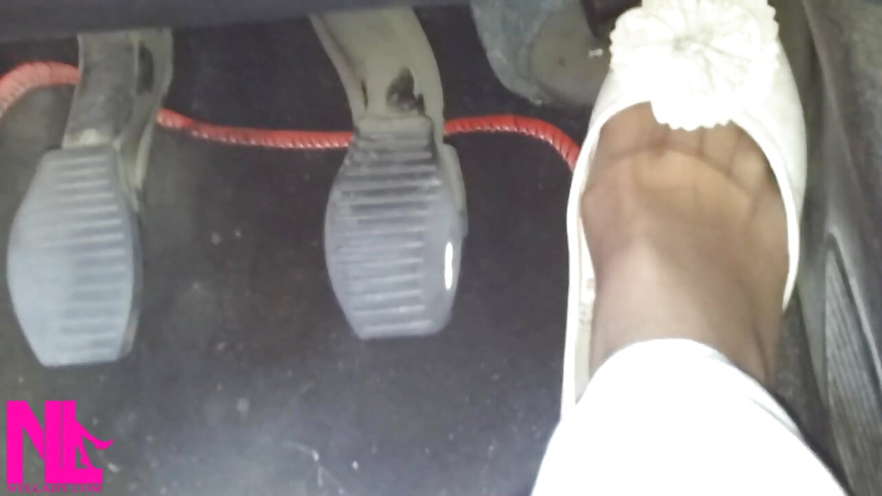Pedalando e dirigindo na estrada em apartamentos macios e meias de nylon