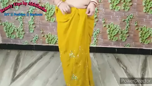 Madre usa un sari amarillo