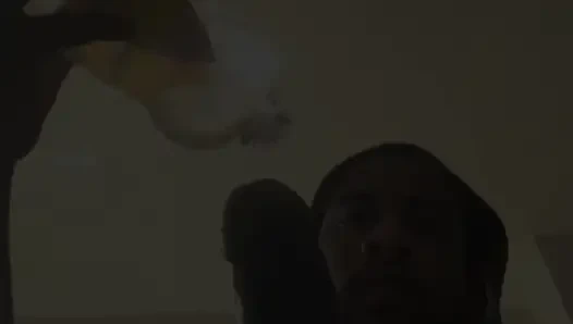 Bu büyük zenci yarağını dölle patlayana kadar okşuyor