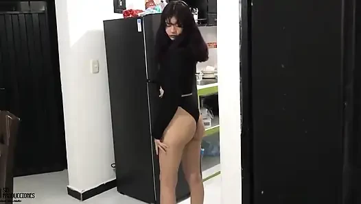 Adik tiriku suka banget nyepong kontolku dengan sperma hangat dan memeknya dientot habis-habisan