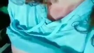 Une femme arabe mariée excitée joue avec sa chatte