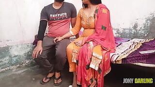 Bhabhi verführte ihren Devar, um mit ihr zu ficken und ihr 2. Ehemann zu sein. Klares Hindi-Audio von Jony Darling