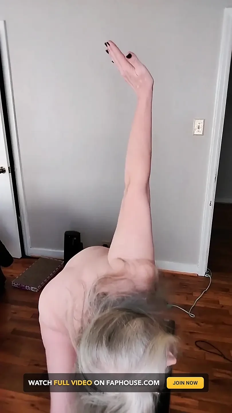 Sexy BBW Does Morning Naked Yoga!