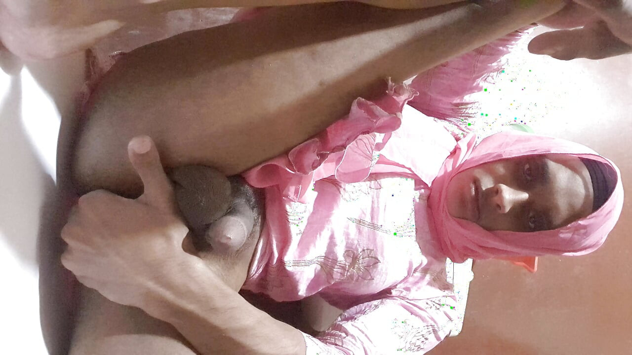 Shemale asiatică fierbinte cu hijab care se masturbează pentru mama ei
