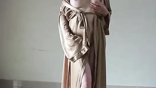 Endonezyalı tobrut kız seks yaparken seksi saten bornoz giyiyor