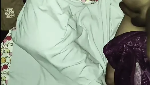 Bhabhi ki havas mitane aaya padosi