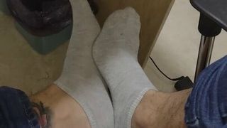 Socken für männliche Füße riechen
