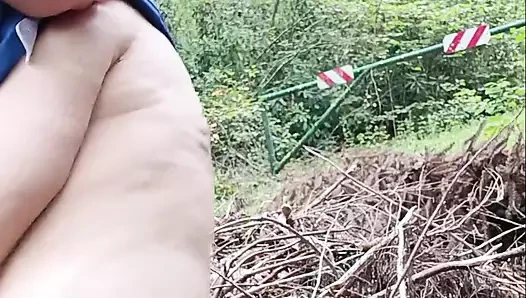 Büyük bir kütüğü var ve hepsini sikiyor
