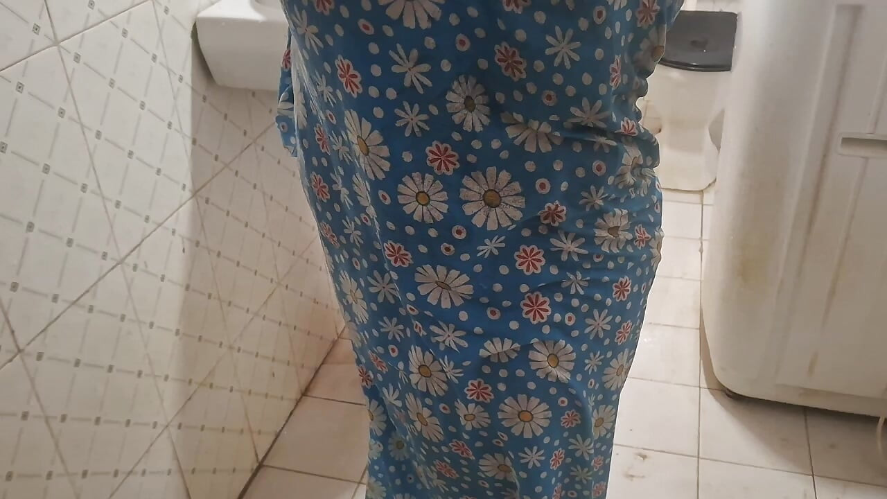 Servitoare făcând baie în aer liber și în interior