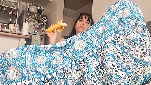 Üvey anne sandalyede amına dokunuyor