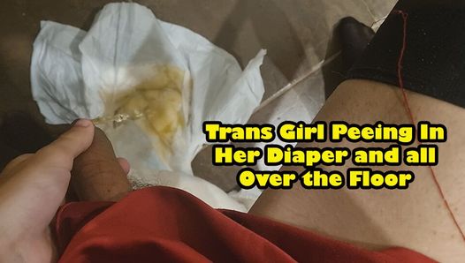 Ragazza trans che fa pipì nel suo pannolino e su tutto il pavimento