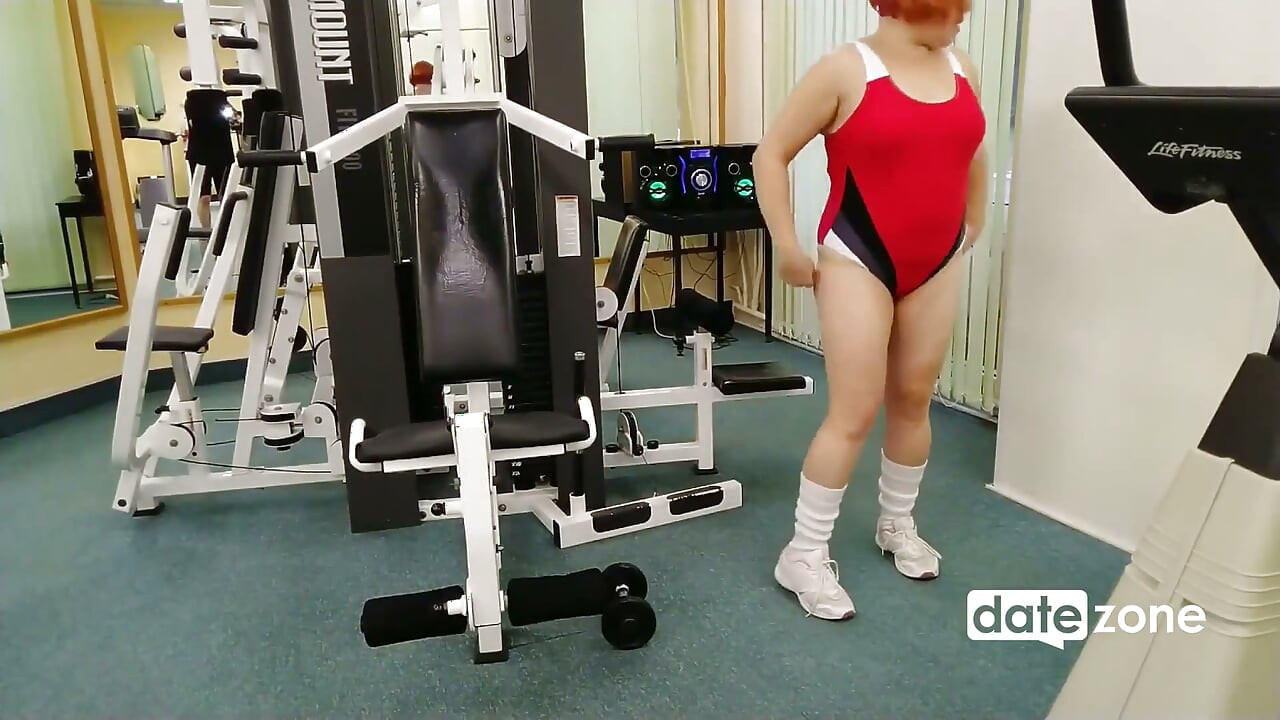 Yakışıklı koç spor salonunda kızıl saçlı olgun sürtüğü sikiyor