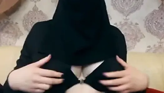Hijab girl shows her boobs