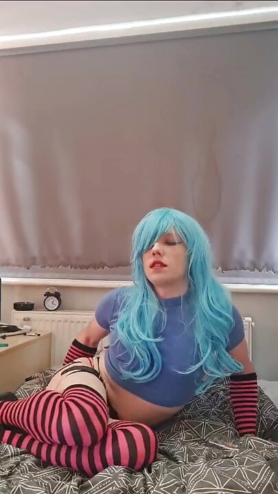 Sissy cuming on her bed