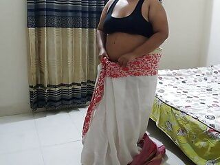 Desi 55 tuổi (maa) đang mặc saree tại phòng khi cô ấy (phiên bản beta) đến và chudai jabardasti - Hindi Sex
