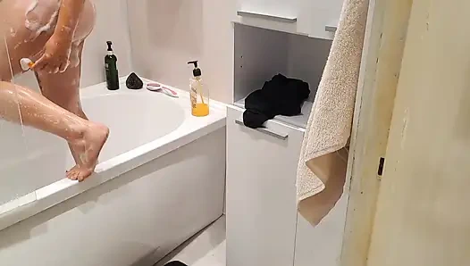 Ngeliat adik tiriku yang masih remaja lagi asik coli